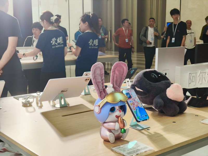 大红鹰dhy文化 AI 飞飞兔参展荣耀渠道峰会：智能玩具破圈，开启跨行业创新新可能